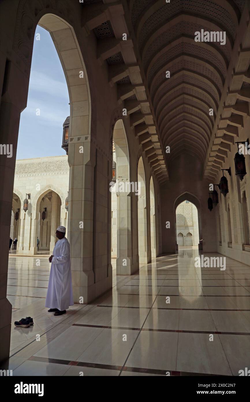 Sultan Qaboos große Moschee Omani man in Arcade (Riwaq) Muscat Oman Stockfoto