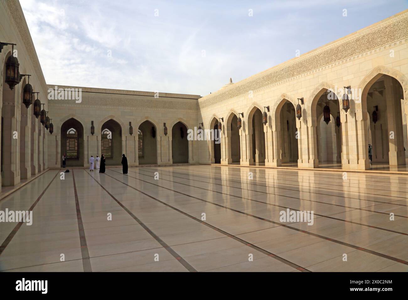 Besucher der Sultan Qaboos Grand Moschee fotografieren mit dem Smartphone im Innenhof (Sahn) Muscat Oman Stockfoto