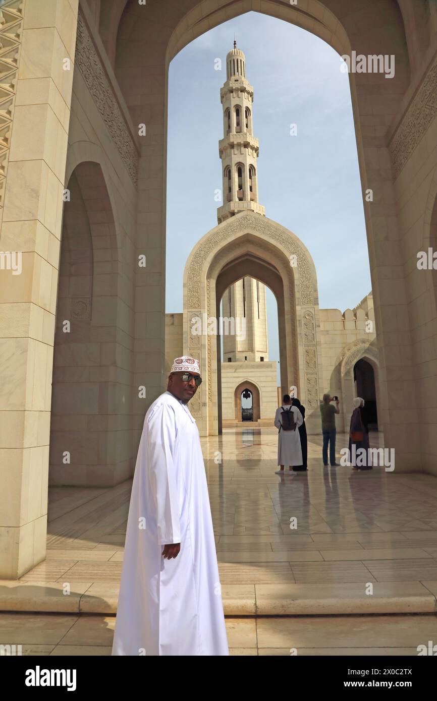 Sultan Qaboos große Moschee Omani mit Dishdasha und Kummah von Archway und Minaret Muscat Oman Stockfoto