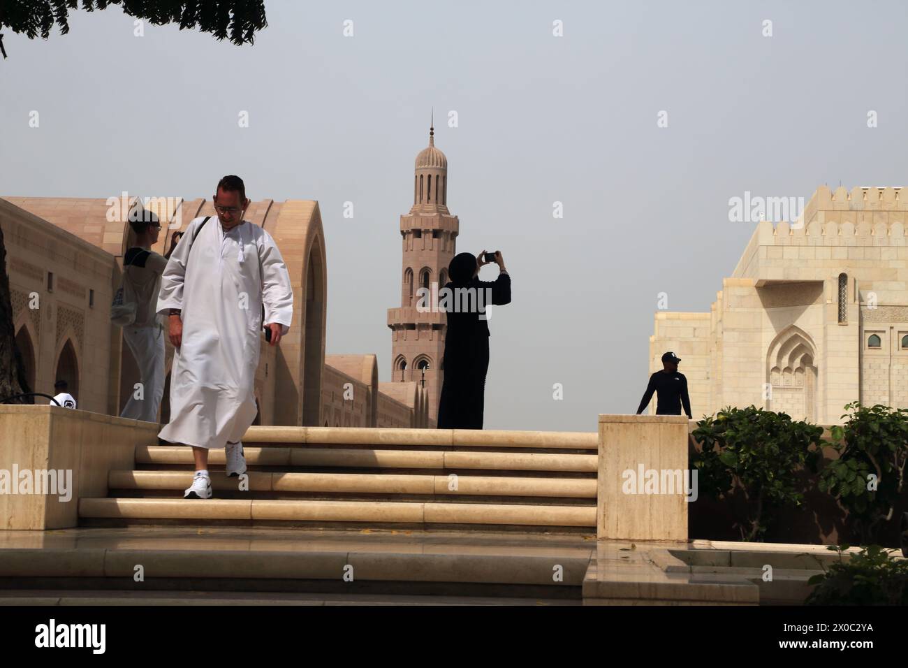 Sultan Qaboos große Moschee Frau fotografiert mit Smartphone Muscat Oman Stockfoto