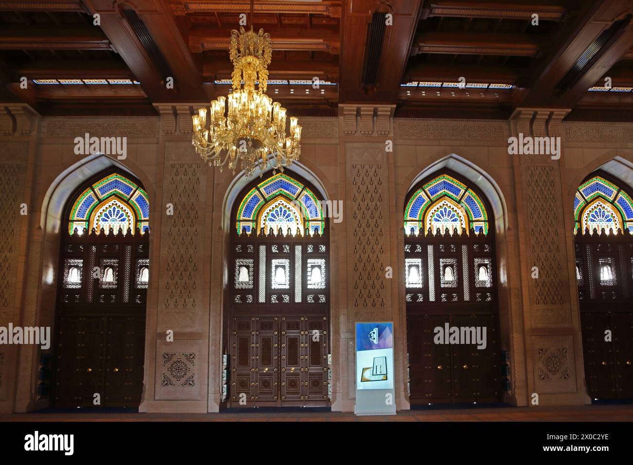 Sultan Qaboos große Moschee Innenraum des Frauenbetssaals mit Omani-Decke aus Holz und Kronleuchter Muscat Oman Stockfoto