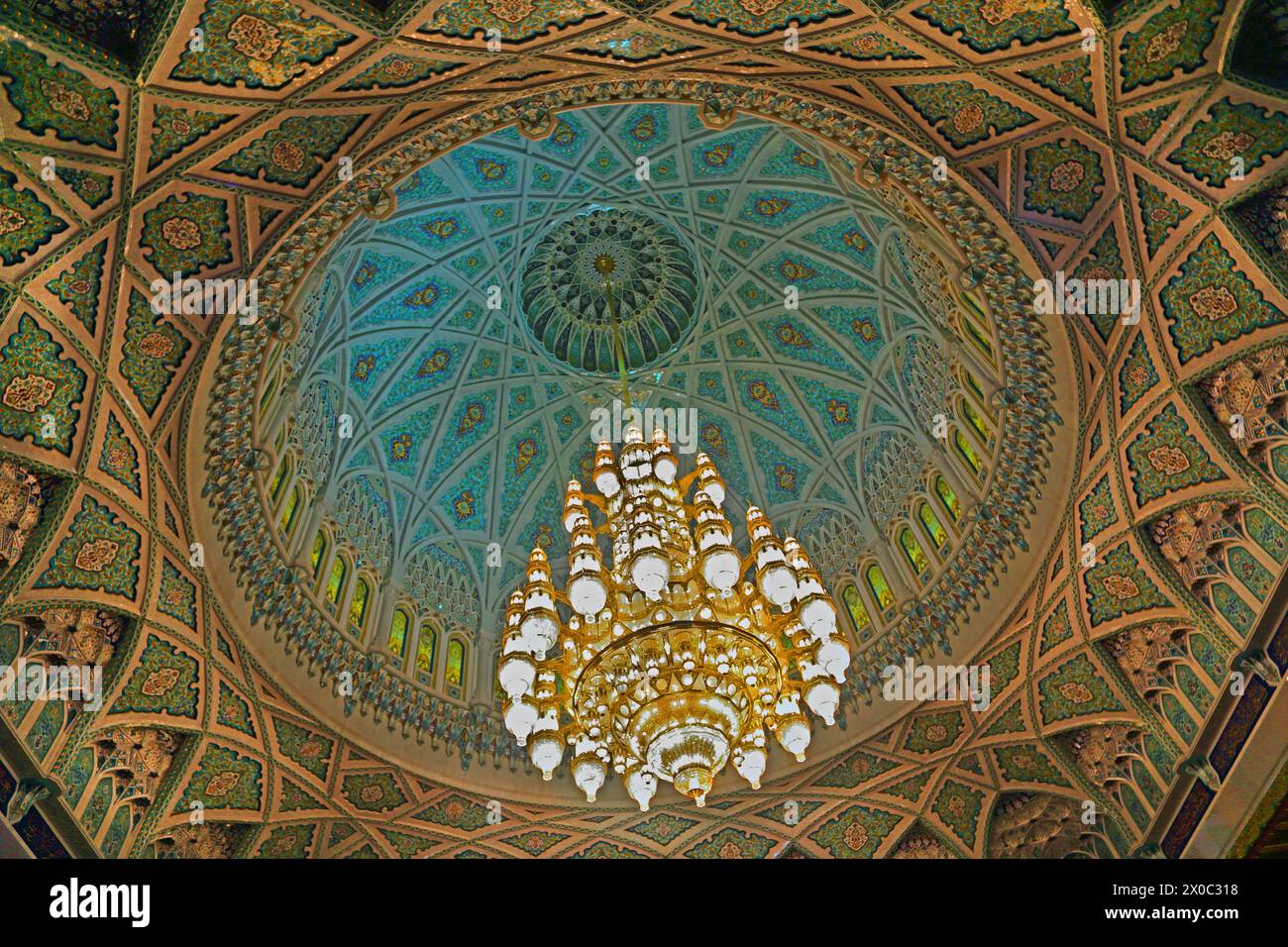 Sultan Qaboos Grand Mosque Interior zeigt den Kronleuchter, der einst der größte der Welt war, mit Swarovski Kristallen und 24 Karat Fine Gold Pla Stockfoto
