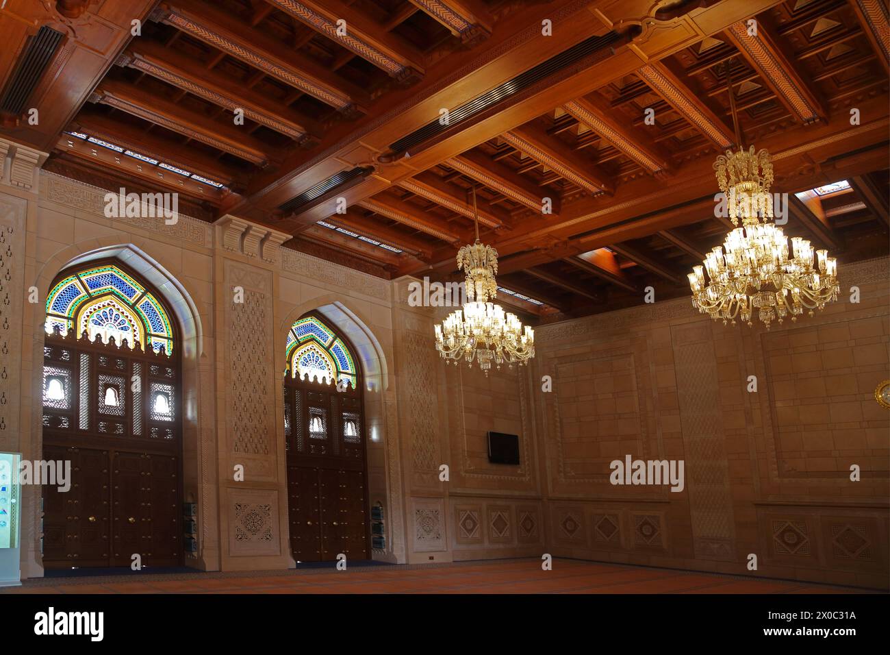 Sultan Qaboos große Moschee Innenraum des Frauengebets. Zimmer mit Omani-Holzdecke und Kronleuchtern Muscat Oman Stockfoto