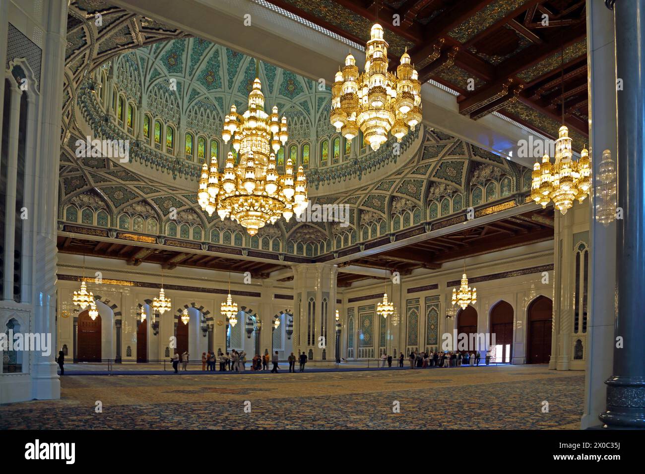 Sultan Qaboos Grand Mosque Interior zeigt den Kronleuchter, der einst der größte der Welt war, mit Swarovski Kristallen und 24 Karat Fine Gold Pla Stockfoto