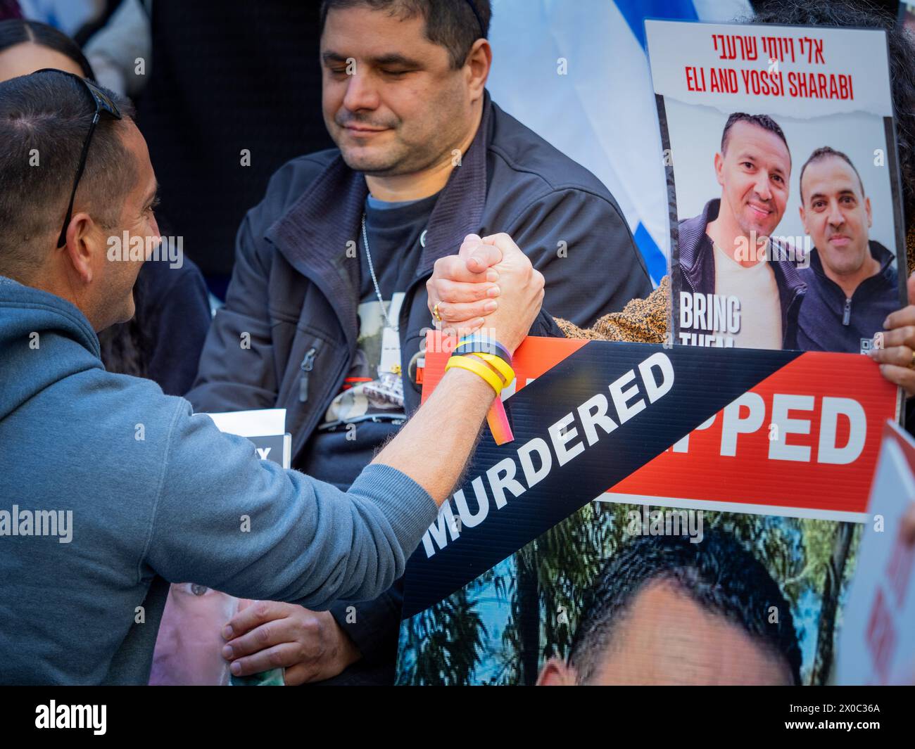 Familie von Eli und Yossi Sharabi, die während einer Demonstration gesehen wurden, bei der die Freilassung von Geiseln aus der Gefangenschaft der Hamas gefordert wurde. In New York City versammelten sich Tausende von Demonstranten in der Nähe des Hauptquartiers der Vereinten Nationen und forderten die Rückgabe der verbleibenden Geiseln, die von der Hamas festgehalten wurden. Die freigelassene Geisel Louis Har und andere Geiselfamilien standen solidarisch und baten unsere Regierung um Hilfe. Mitglieder des Kongresses nahmen ebenfalls an der Veranstaltung Teil. Die Veranstaltung begann von Demonstranten, die angekettet und in Käfige geschrien wurden, um Hilfe freizulassen. Stockfoto