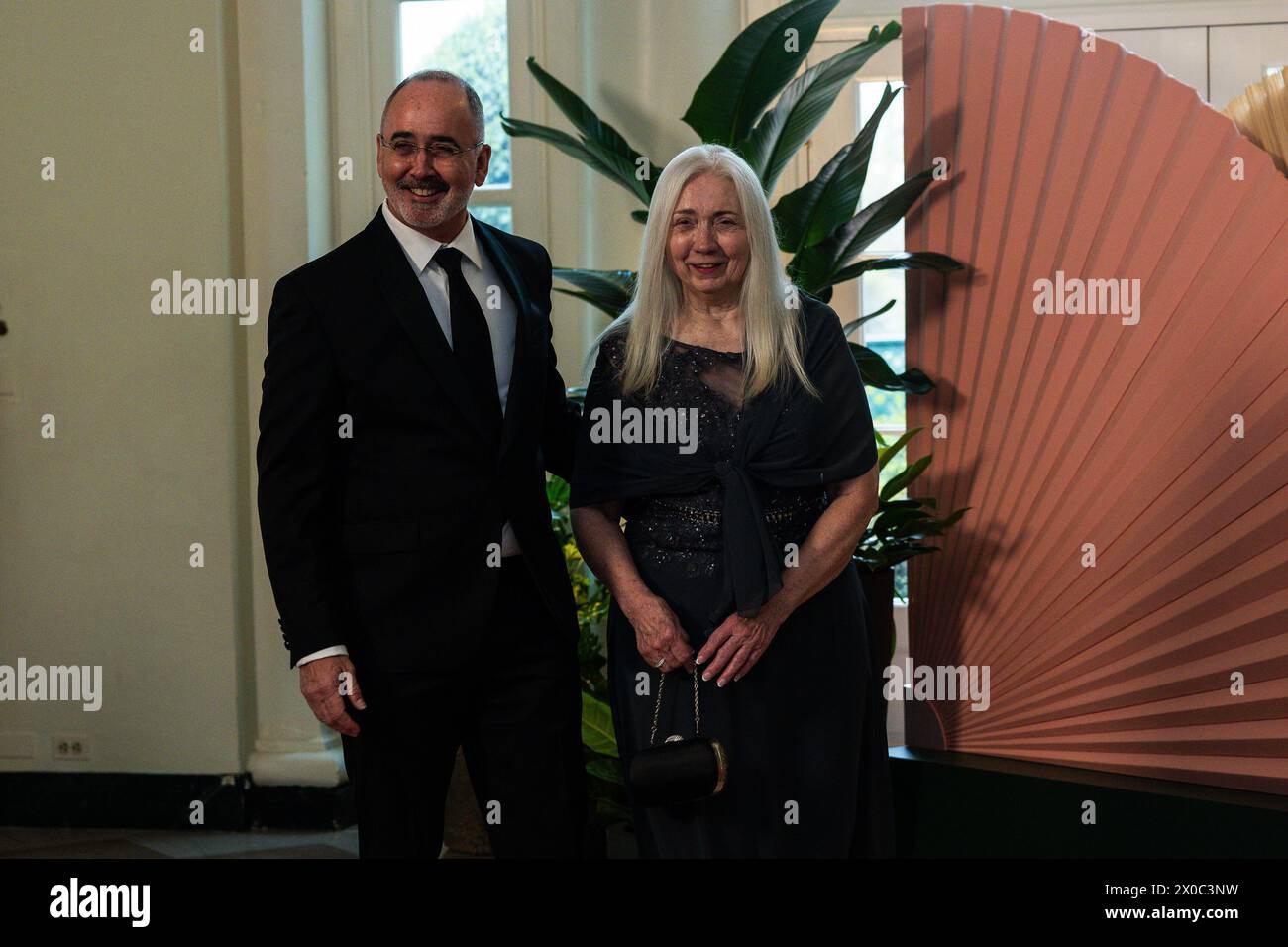 Herr Shawn Fain und Frau Stella Fain kommen zu dem Staatsessen, das von US-Präsident Joe Biden und First Lady Dr. Jill Biden zu Ehren von Premierminister Kishida Fumio und Frau Yuko Kishida aus Japan am Mittwoch im Buchhändler-Bereich des Weißen Hauses in Washington DC veranstaltet wird. April 2024.Credit: Tierney L. Cross/CNP /MediaPunch Stockfoto