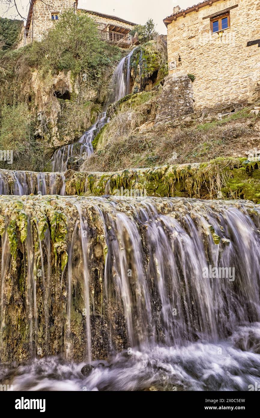 Wasserfall Orbaneja del Castillo, Point of geological Interest, Orbaneja del Castillo, mittelalterliches Dorf, Comarca del Páramo, Sedano-Tal, Burgos, Stockfoto