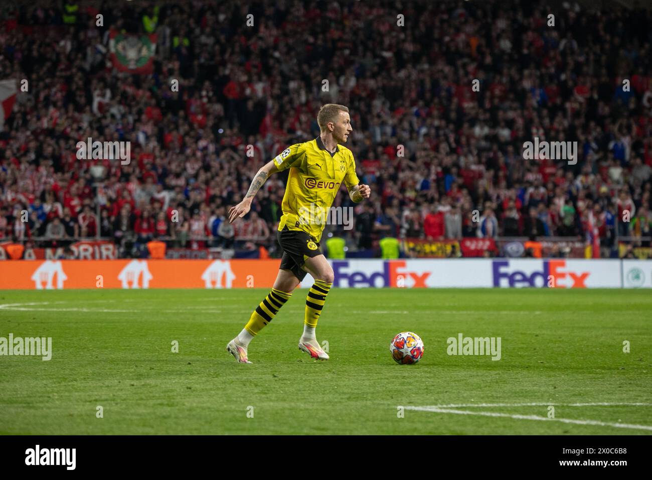 Julian Ryerson, Spieler von Borussia Dotmund, fährt den Ball während des Viertelfinalspiels der UEFA Champions League im Metropolitan Stadium in Madrid. Das erste Legspiel für das Viertelfinale der UEFA Champions League fand im Metropolitan Stadium in Madrid zwischen Atlético de Madrid und der Deutschen Borusia Dormund statt, wobei die lokale Mannschaft 2 Tore zu 1 erzielte und Rodrigo de Paul (4' ) erzielte und Samuel Lino (32') für den Geldautomaten und Sebastian Haller (81') für die Besucher. (Foto: David Canales/SOPA Images/SIPA USA) Stockfoto