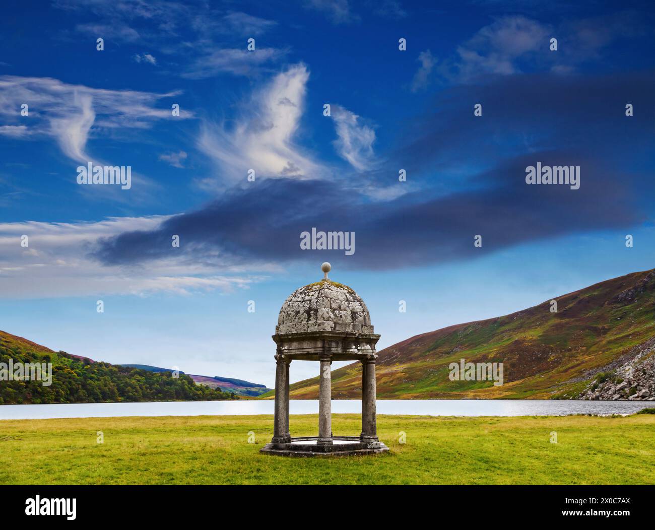 Der aus dem 18. Jahrhundert stammende Steintempel in Luggala an der Seite des Lough Tay im County Wiclow, Irland Stockfoto