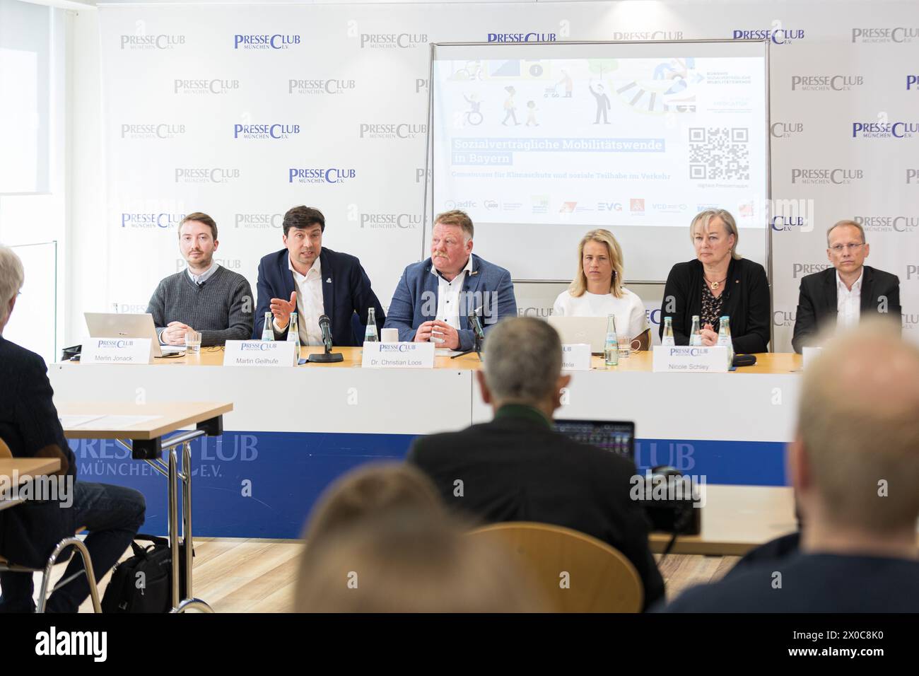 München, Deutschland. April 2024. Bernhard Stiedl, Vorsitzender des DGB Bayern, Nicole Schley, Vorsitzende AWO Bavaria e. V., Verena Bentele, Präsident des VdK Germany e. V., Vorsitzende des VdK Bavaria e. V., Dr. Christian Loos, Vorsitzender des VCD Bavaria e. V., Martin Geilhufe, Landesbeauftragter BUND Naturschutz Bayern e. V., Merlin Jonack, NABU e. V. Bundesverband, auf der Pressekonferenz von Together for a Social Accapteable Mobility Turn in Bayern am 11. April 2024 im Pressclub in München. (Foto: Alexander Pohl/SIPA USA) Credit: SIPA USA/Alamy Live News Stockfoto