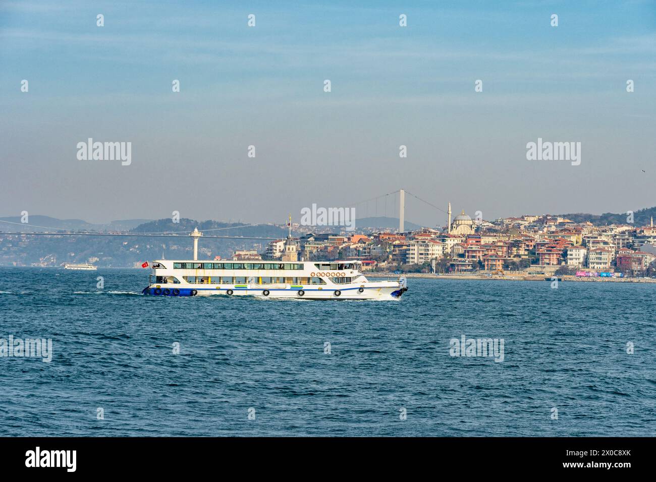 Blick auf die Bosporusbrücke und die Boote in Istanbul, Türkei. Stockfoto
