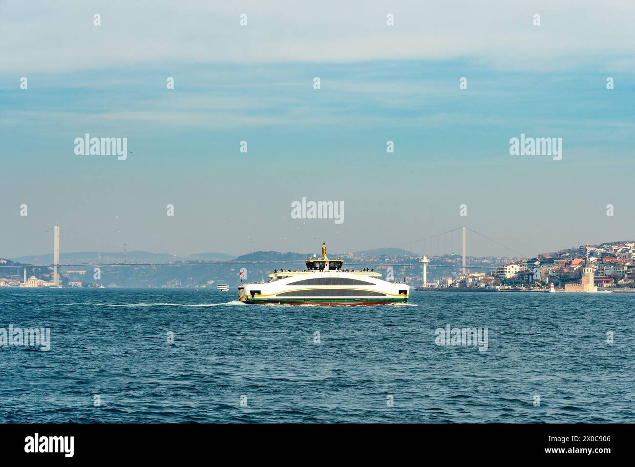Blick auf die Bosporus-Brücke und die Fähren in Istanbul, Türkei. Stockfoto