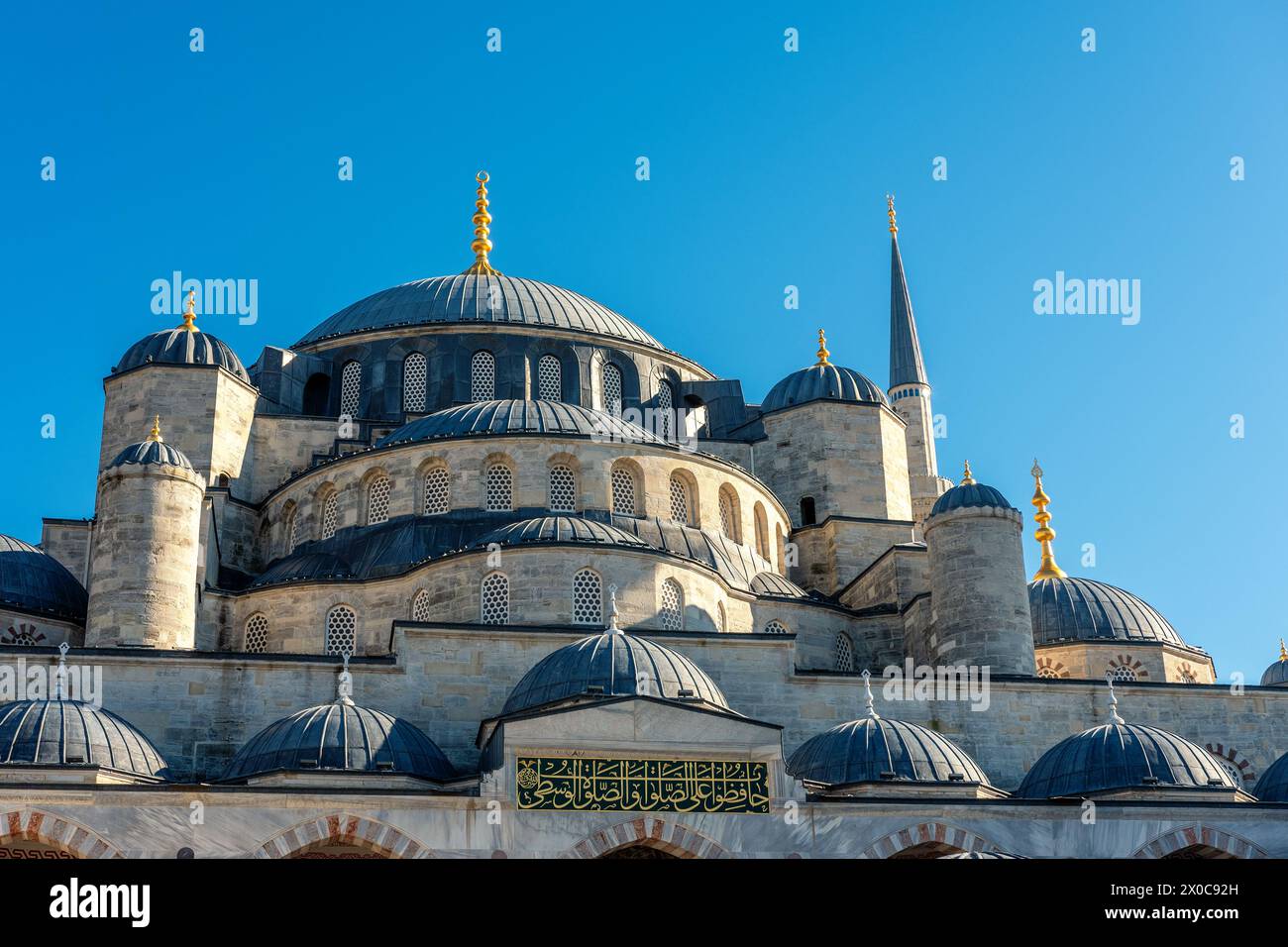 Nahaufnahme der Blauen Moschee oder Sultanahmet Moschee in Istanbul, Türkei. Stockfoto