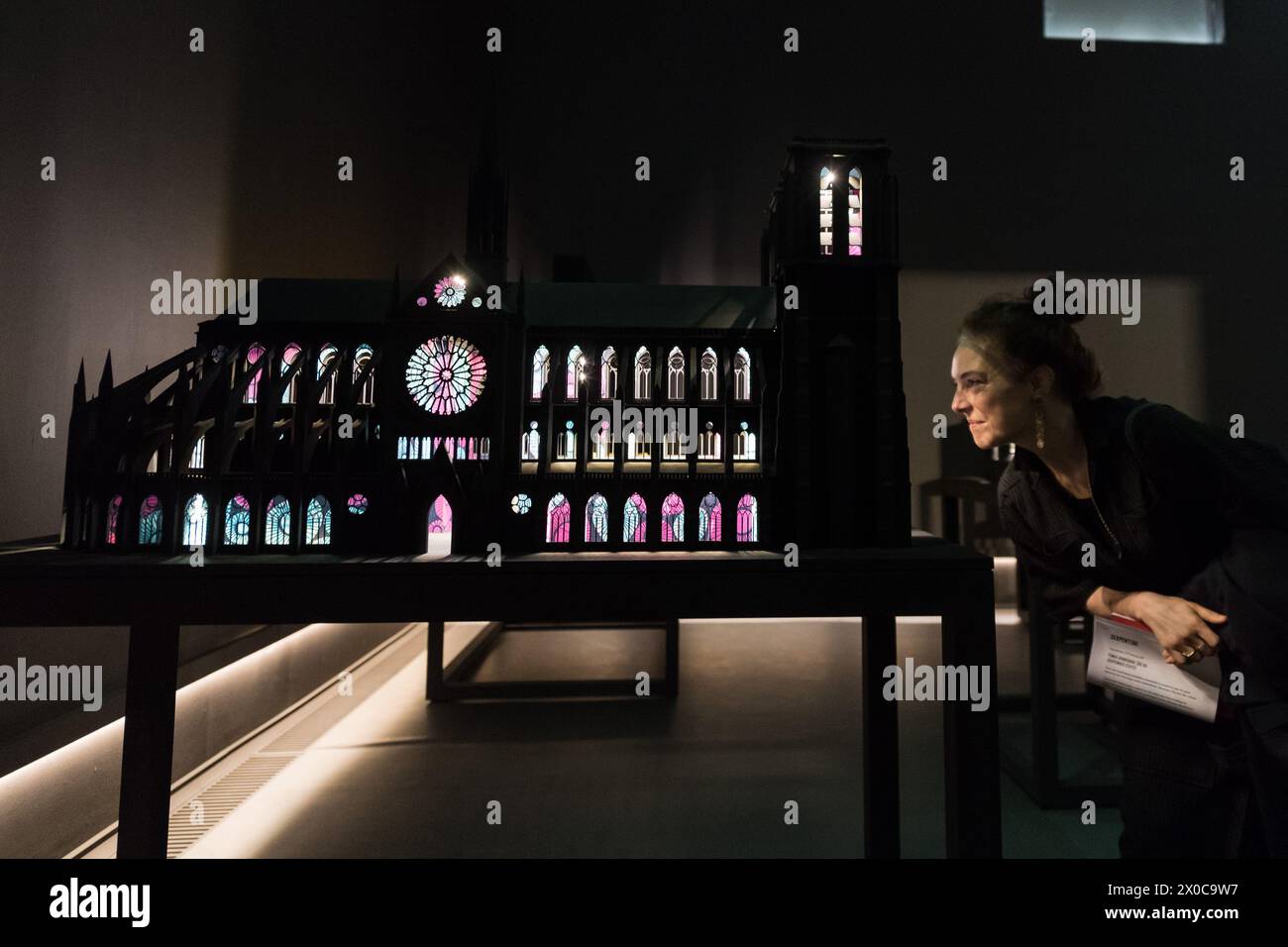 LONDON, VEREINIGTES KÖNIGREICH - 11. APRIL 2024: ein Viisitor betrachtet Notre-Dame, die Vergangenheit einer neuen Großinstallation mit dem Titel „Sanctuary City“ (2024), die aus Miniaturgebäuden besteht, die Zufluchtsorte für verfolgte und gefährdete Gruppen darstellen, während eines Fotoaufrufs für Yinka Shonibares Ausstellung „Suspended States“ am 11. April 2024 in der Serpentine South in London, Großbritannien. Die erste Einzelausstellung von Shonibares Werk in einer öffentlichen Londoner Institution seit über 20 Jahren beschäftigt sich mit zentralen Themen des Vermächtnisses der Kolonialmacht, der Zuflucht- und Schutzorte sowie der ökologischen Wirkung von Colo Stockfoto