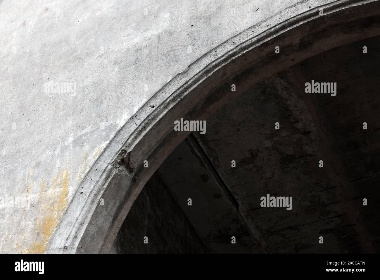 Klassische Portikusdetails. Alte verwitterte Bogenecke Stockfoto