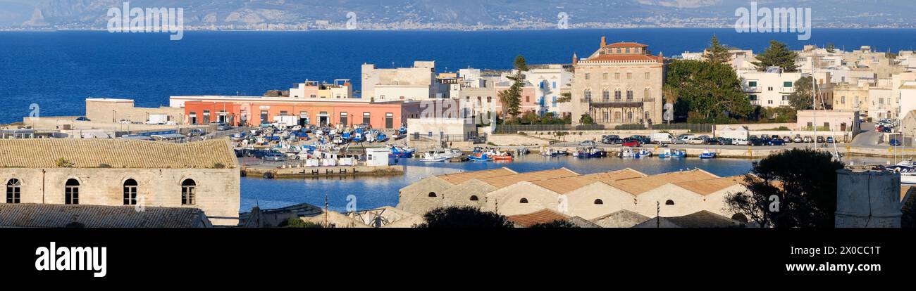 Itali, sizilien, mittelmeer, Egadi-Archipel, Insel Favignana (Provinz Trapani); Panoramablick auf den Hafen, den Florio-Palast und die alte tu Stockfoto