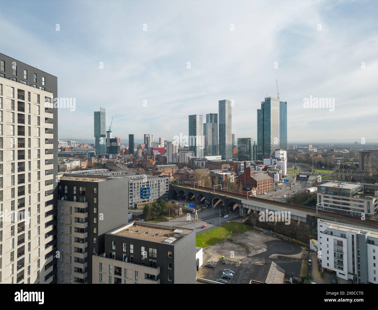 Luftaufnahmen / Drohnenaufnahmen des Stadtzentrums von Manchester einschließlich der Stockfoto