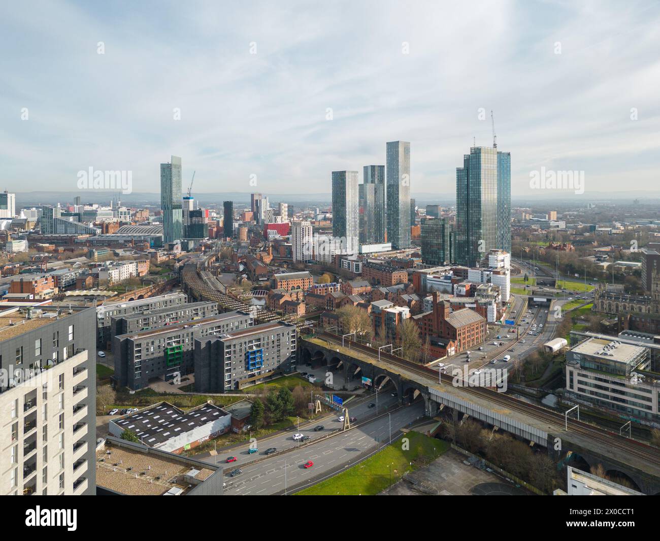 Luftaufnahmen / Drohnenaufnahmen des Stadtzentrums von Manchester einschließlich der Stockfoto