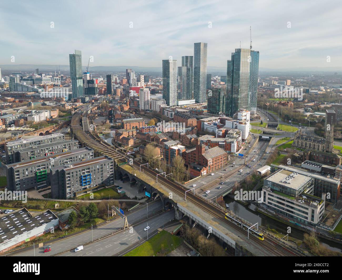 Luftaufnahmen / Drohnenaufnahmen des Stadtzentrums von Manchester einschließlich der Stockfoto