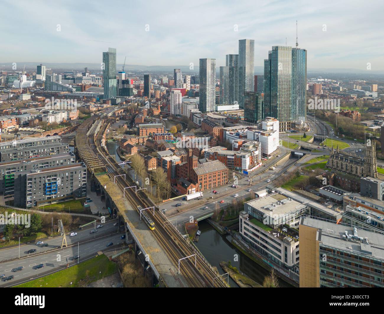 Luftaufnahmen / Drohnenaufnahmen des Stadtzentrums von Manchester einschließlich der Stockfoto