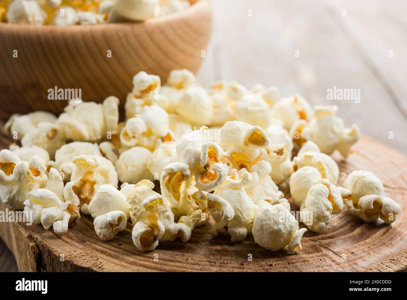 Nahaufnahme von gesalzenem Popcorn auf Holztisch. Stockfoto