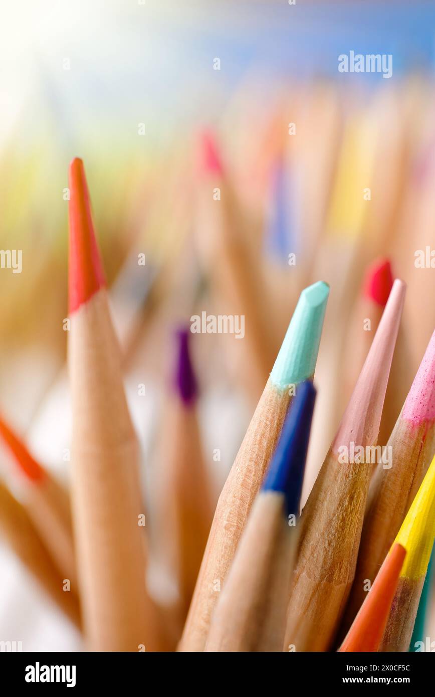 Ein Haufen mehrfarbiger Bleistifte, Nahaufnahme, selektiver Fokus, abstrakter Hintergrund der Kunstpädagogik Stockfoto