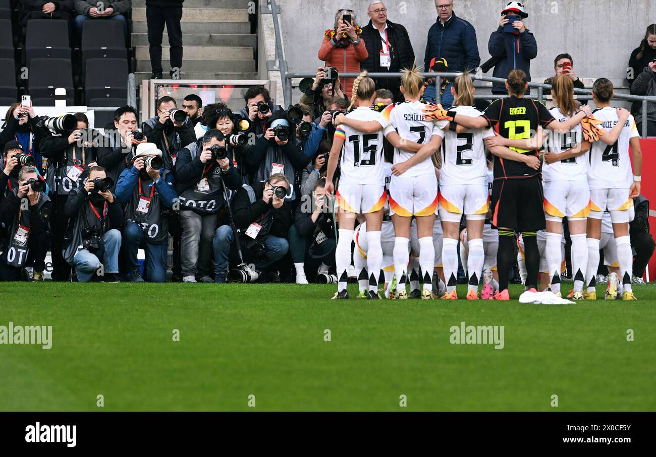 Fußball, Deutschland, Frauen-Nationalmannschaft, Europameisterschaft Qualifikation, Tivoli Aachen: Mannschaftsfoto Deutschland mit Fotografen. Stockfoto