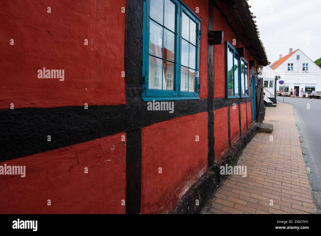 Fachwerkhaus rot und blaues Fenster Stockfoto
