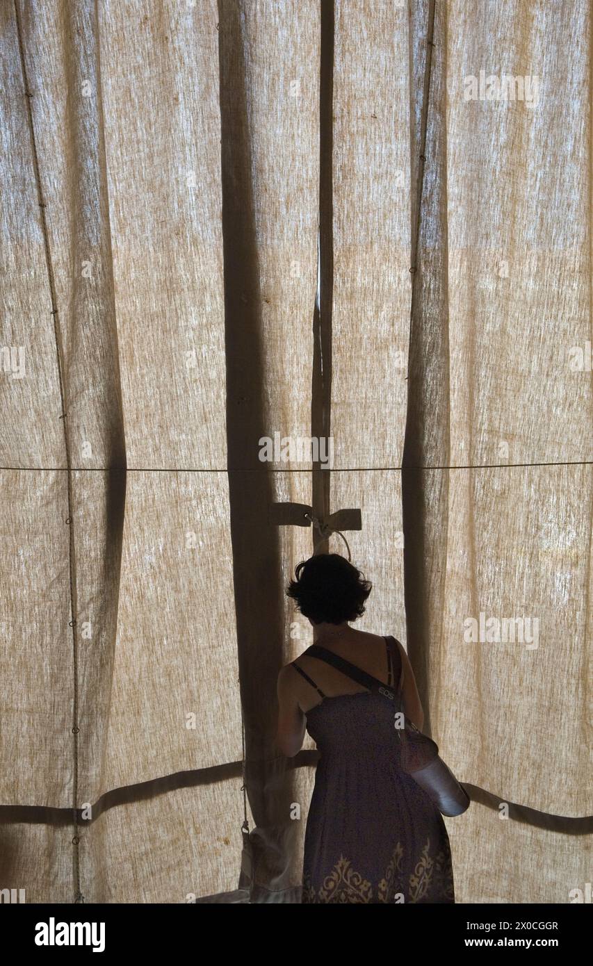 Die Silhouette einer Touristenfrau vor den Sonnenschutzvorhängen schützt die Gäste im Café-Restaurant vor zu viel direktem Sonnenlicht. Sie schaut auf den Markusplatz. Piazza San Marco. 2009 2000er Jahre Venedig Italien HOMER SYKES Stockfoto