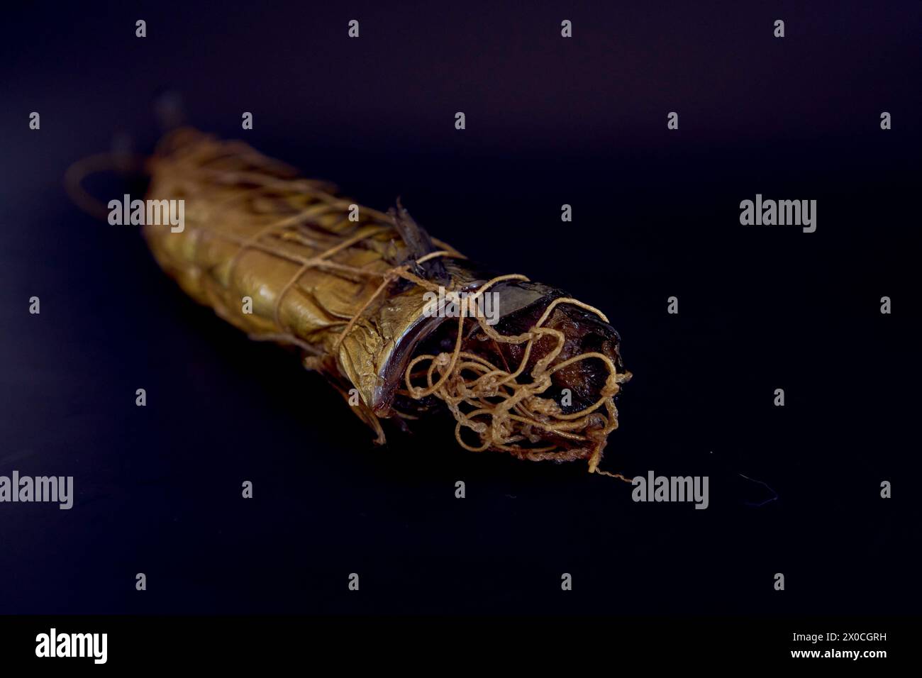Appetitlich heiß geräucherte goldene Makrele auf schwarzem Hintergrund Stockfoto