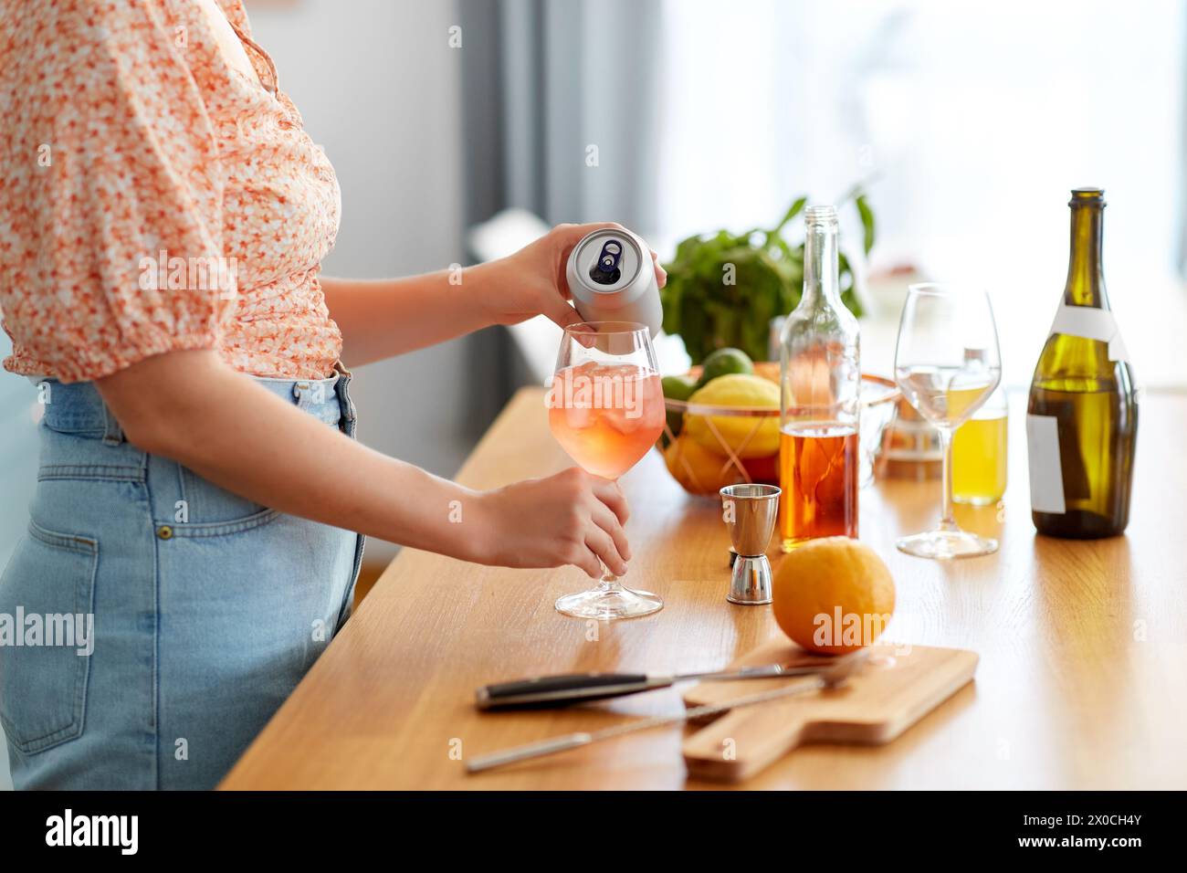 Frau, die in der Küche zu Hause Cocktailgetränke zubereitet Stockfoto
