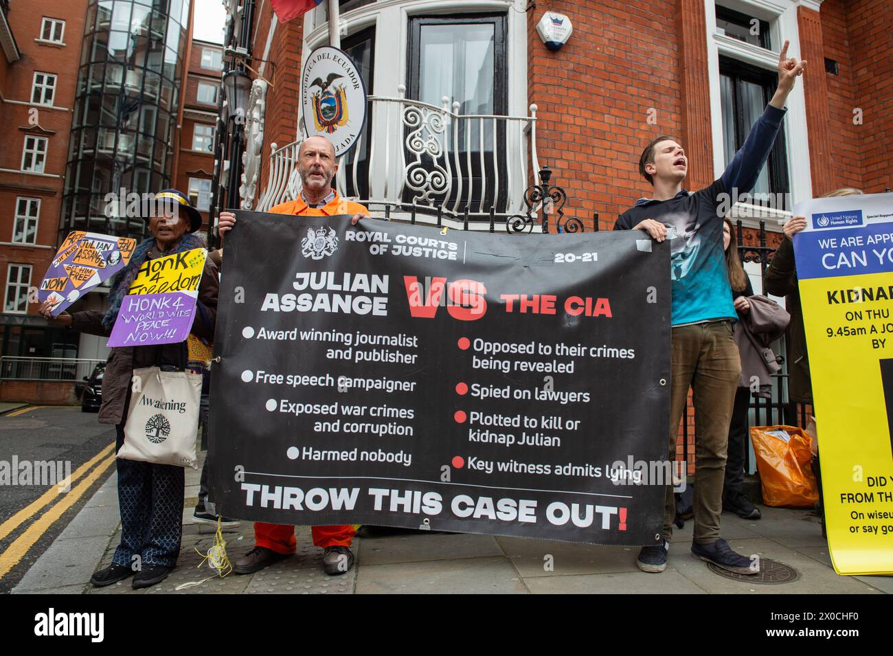 London, England, Großbritannien. April 2024. Unterstützer von Julian Assange versammelten sich vor der Botschaft von Ecuador, um den fünften Jahrestag der Verhaftung und Inhaftierung des WikiLeaks-Gründers im Belmarsh-Gefängnis zu feiern, während er seine rechtlichen Kämpfe gegen die US-Auslieferung fortsetzt. (Kreditbild: © Thomas Krych/ZUMA Press Wire) NUR REDAKTIONELLE VERWENDUNG! Nicht für kommerzielle ZWECKE! Stockfoto