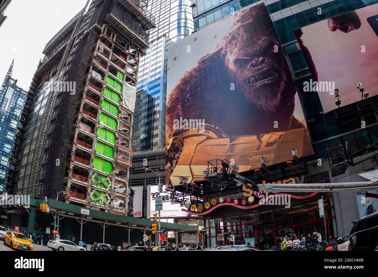 Die Renovierung des One Times Square, links, wird mit Werbung für die Warner Bros. Gesehen Pictures“ „Godzilla x Kong: Das neue Reich“ am Sonntag, 7. April 2024 (© Richard B. Levine) Stockfoto