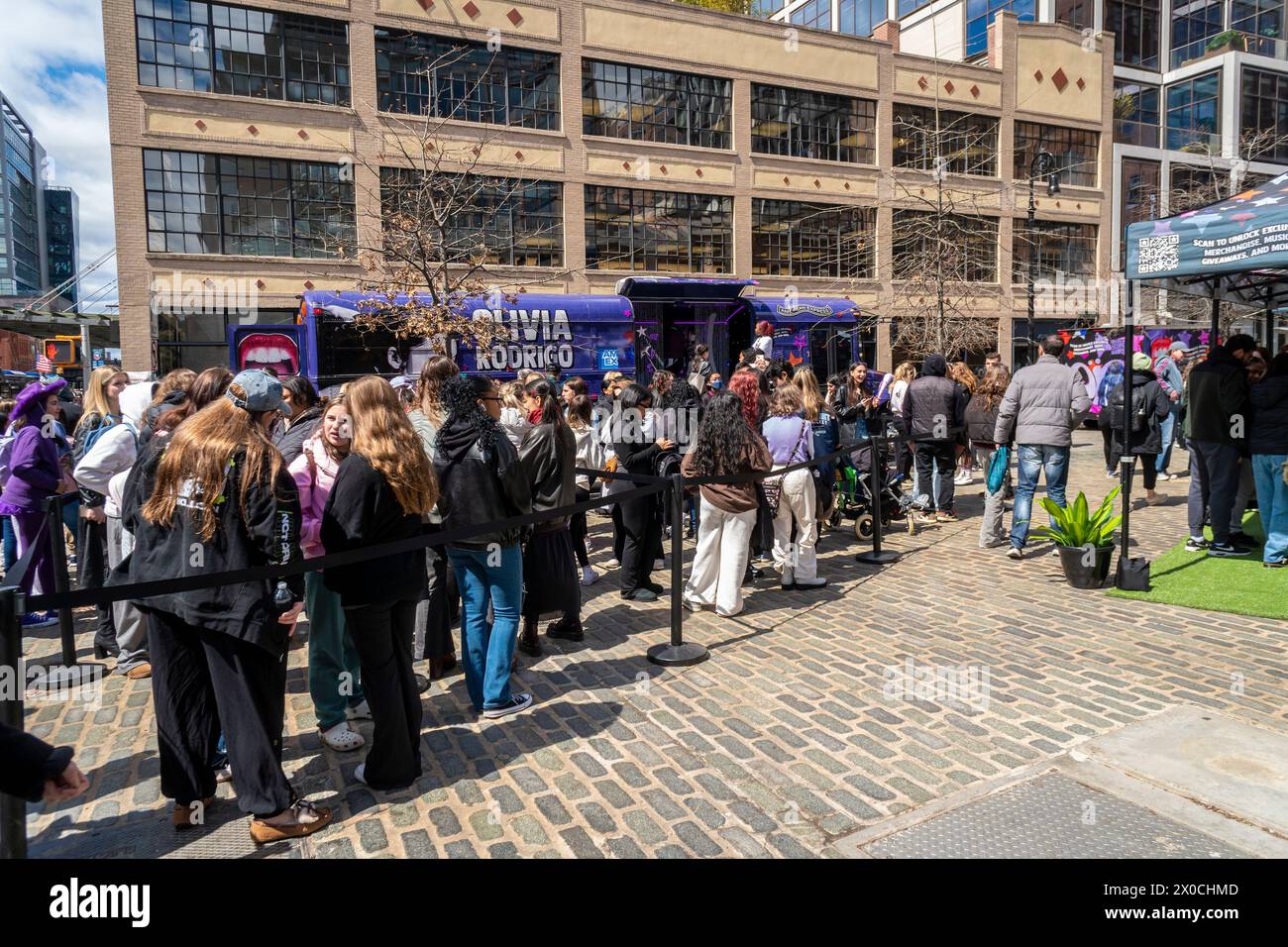 Hunderte von Olivia Rodrigo Fans treten am Samstag, den 6. April 2024, im Meatpacking District in New York auf, um den Olivia Rodrigo GUTS World Tour Bus zu erleben. (© Richard B. Levine) Stockfoto