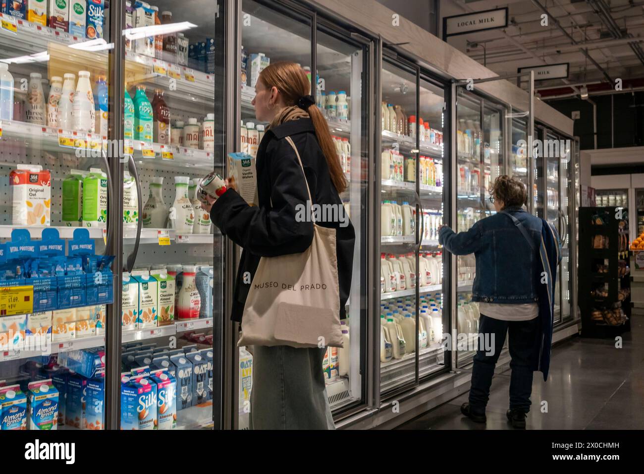 Einkaufen in einem Whole Foods Market Supermarkt in New York am Mittwoch, 10. April 2024. Das Labor Department gab bekannt, dass der Verbraucherpreisindex im März um 0,4 % gestiegen sei, was heißer sei als ihre Schätzung von 0,3 %. (© Richard B. Levine) Stockfoto
