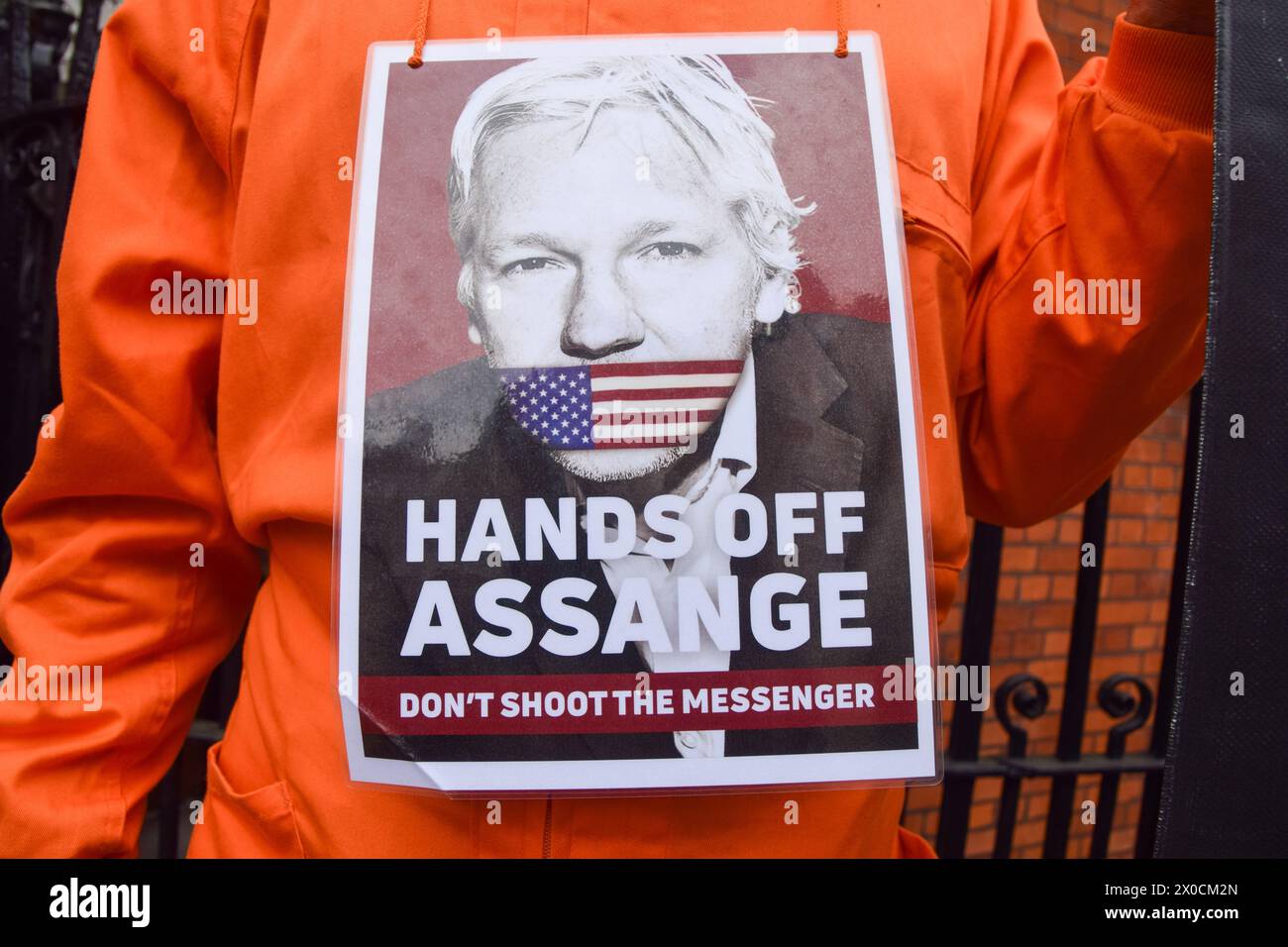 London, Großbritannien. April 2024. Anhänger von Julian Assange versammeln sich vor der Botschaft von Ecuador in Knightsbridge am fünften Jahrestag seiner Inhaftierung im Belmarsh Gefängnis. Der WikiLeaks-Gründer verbrachte zuvor fast sieben Jahre im Exil in der Botschaft, bis sein Asyl zurückgezogen wurde. Quelle: Vuk Valcic/Alamy Live News Stockfoto