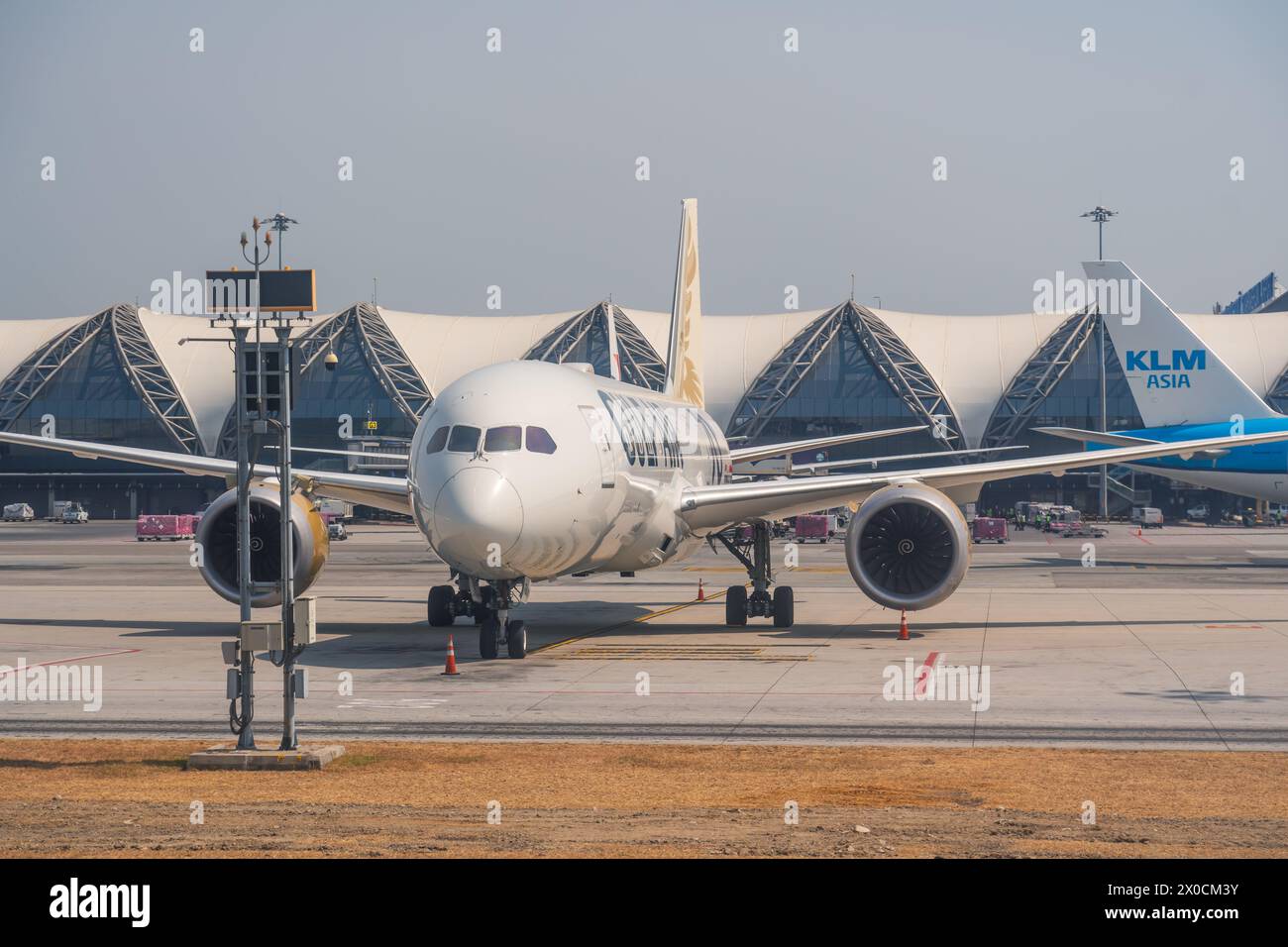 Gulf Air Boeing 787-9 Dreamliner Special Scheme Formel 1 Grand Prix von Bahrain zum 70. Jahrestag. Thailand, Bangkok Suvarnabhumi Flughafen. 17. januar 202 Stockfoto