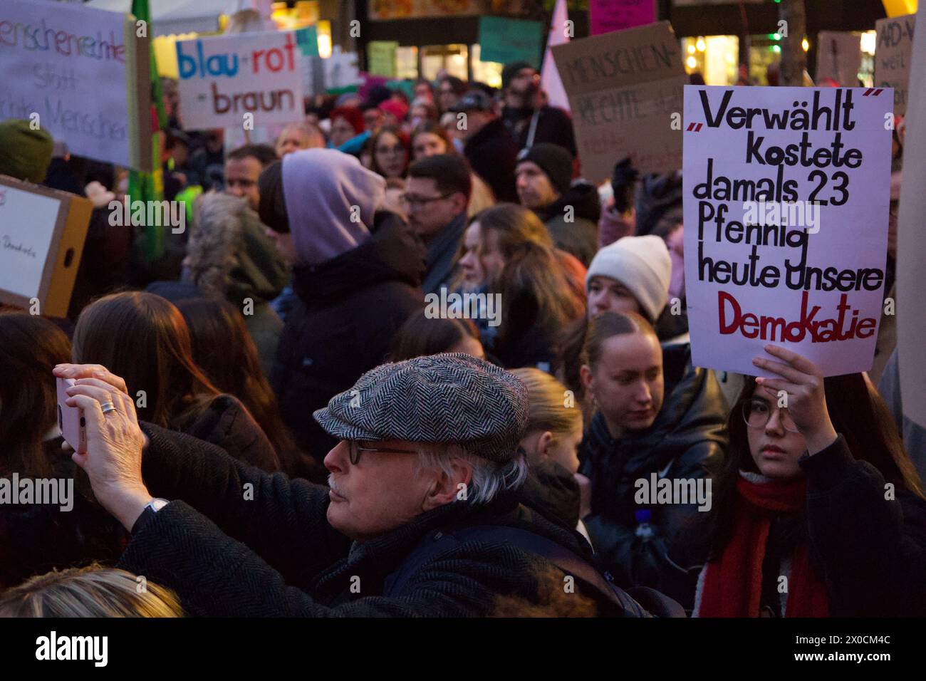 Bad Kreuznach, Deutschland, 30. Januar 2024. Hunderte von Menschen nehmen an der Demo unter dem Motto "Verteidigung der Demokratie" Teil. Stockfoto