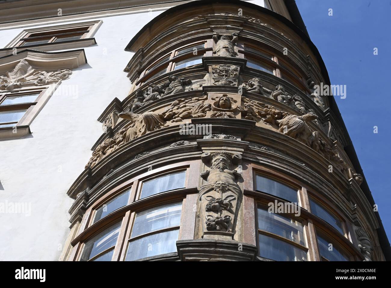 Olomouc, Tschechische Republik. April 2024. Schloss Hauenschild, in dem 1767 der Salzburger Musiker Leopold Mozart mit seiner Frau Maria Anna und ihren Kindern Nannerl und Wolfgang Amadeus vor dem Wiederaufbau in Olomouc, Tschechien, am 11. April 2024 wohnte. Abgebildete Erkerfenster. Quelle: Ludek Perina/CTK Photo/Alamy Live News Stockfoto