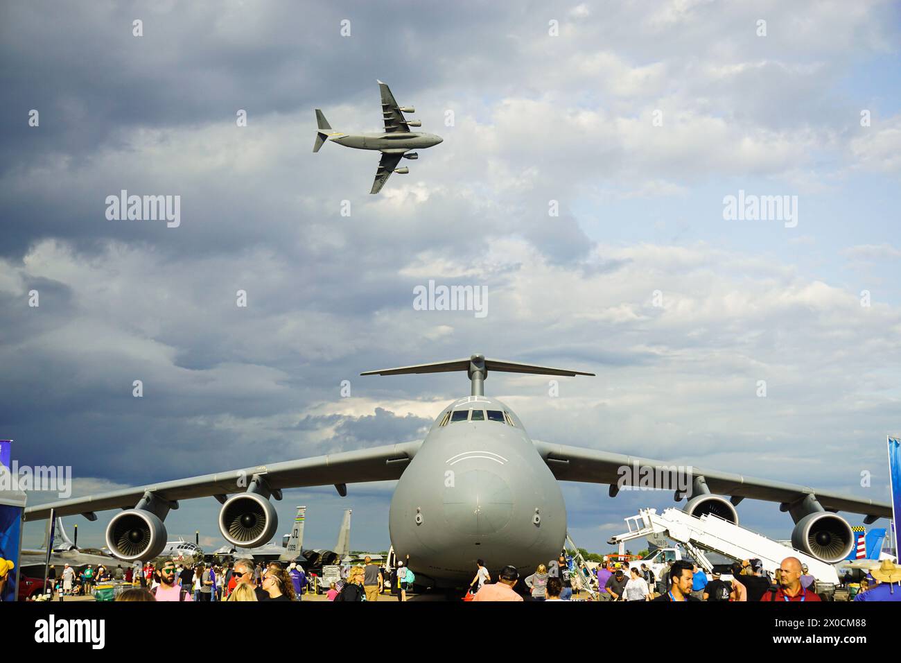 C-17 Globemaster demonstriert seine Fähigkeiten über EAA Air Venture Massen und die massive C-5 Galaxie. Stockfoto