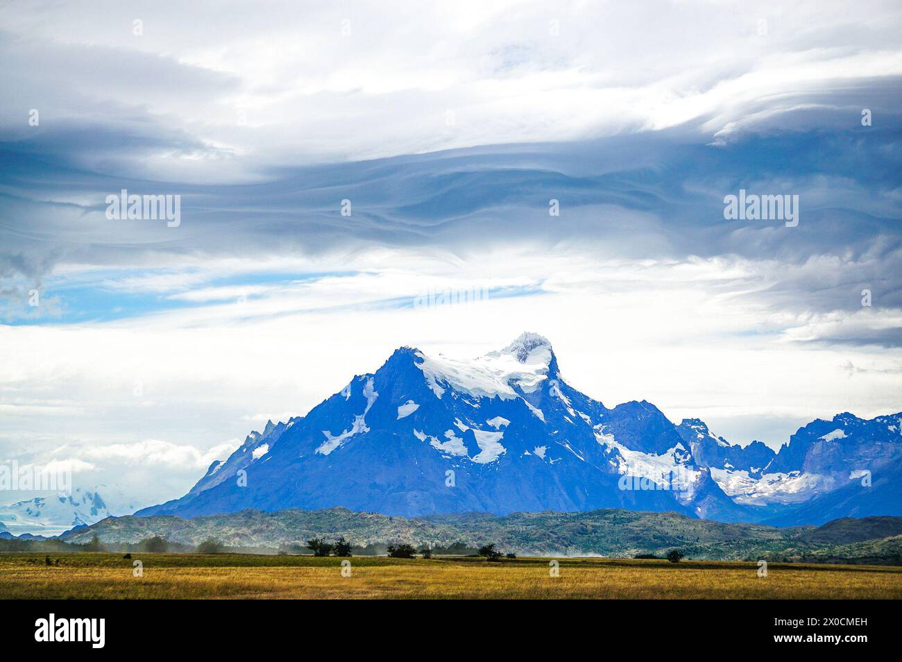 Ein unglaublicher Blick in den Torres Del Paine Nationalpark. Das Majestätische Cerro Paine Grande. Starker Wind und raue Wolken. Stockfoto