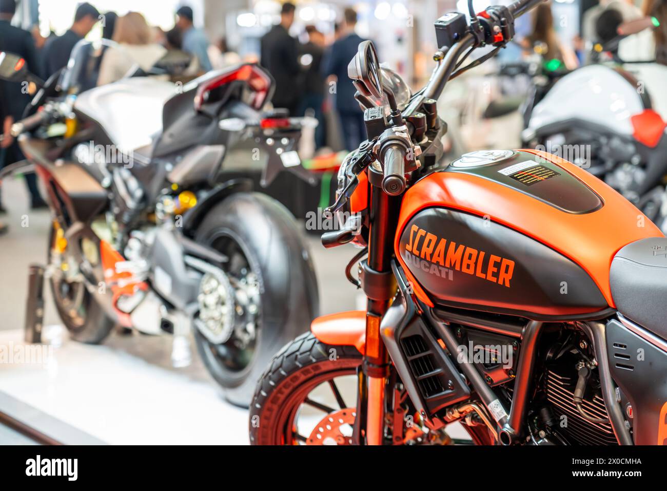 Rot-orangefarbenes Ducati Scrambler-Motorrad. Thailand, Bangkok, 14. märz 2024. Stockfoto