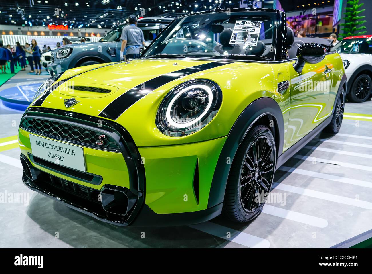 Hellgrüne Mini Cooper Cabriolet Ausstellung auf der 45. Bangkok International Motor Show Impact Muang Thong Thani. Thailand, Bangkok 07. april 2024. Stockfoto
