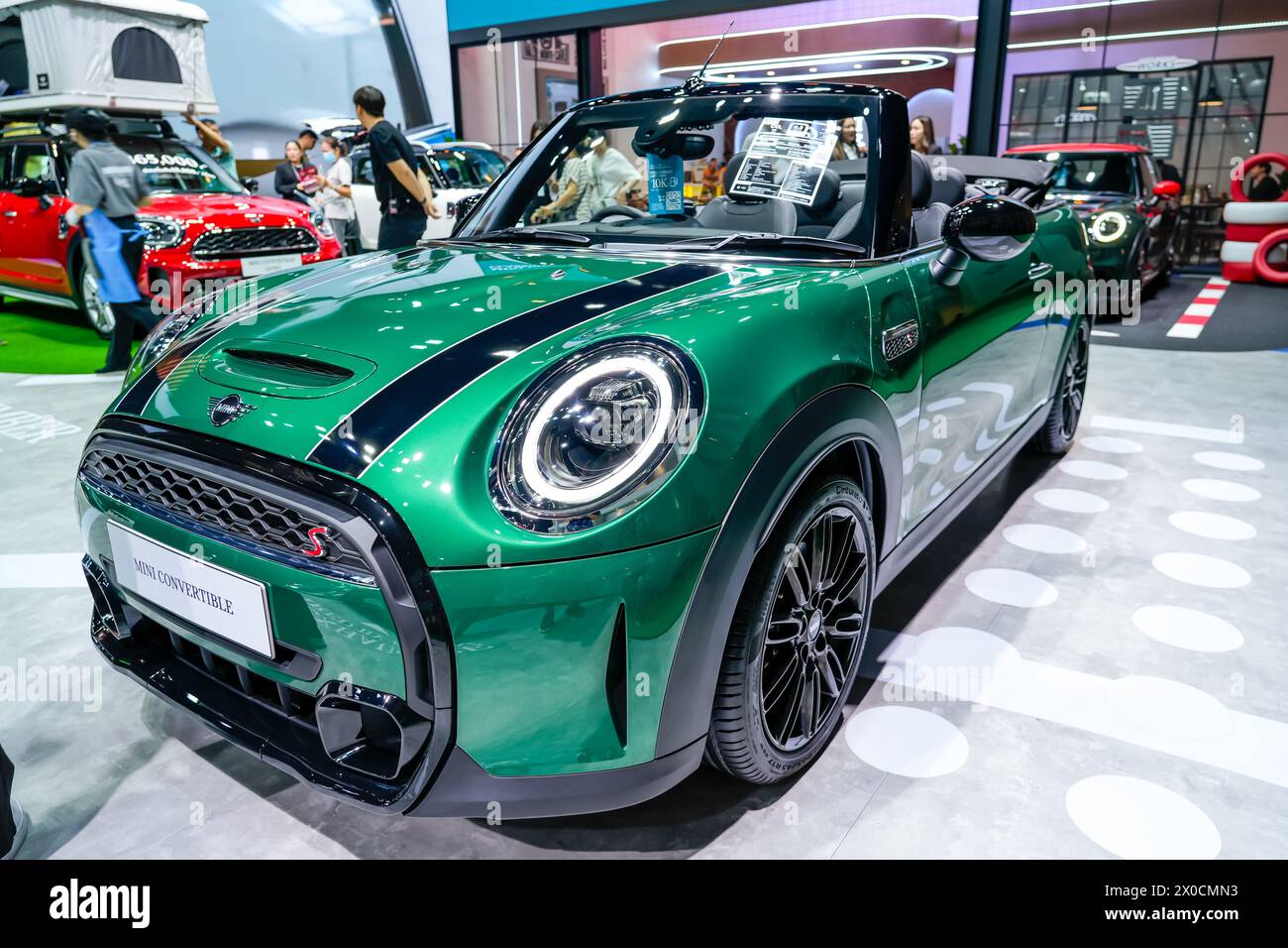 Green Mini Cooper Cabriolet Ausstellung auf der 45. Bangkok International Motor Show Impact Muang Thong Thani. Thailand, Bangkok 07. april 2024 Stockfoto