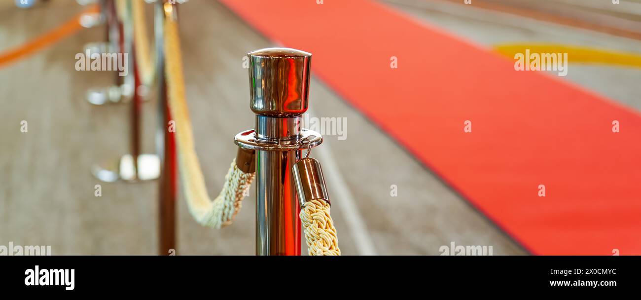 Großer Panoramablick, Seilzaun mit goldenen Säulen und rotem Teppich für Prominente und Gäste einer teuren Veranstaltung mit Menschenmassen Stockfoto