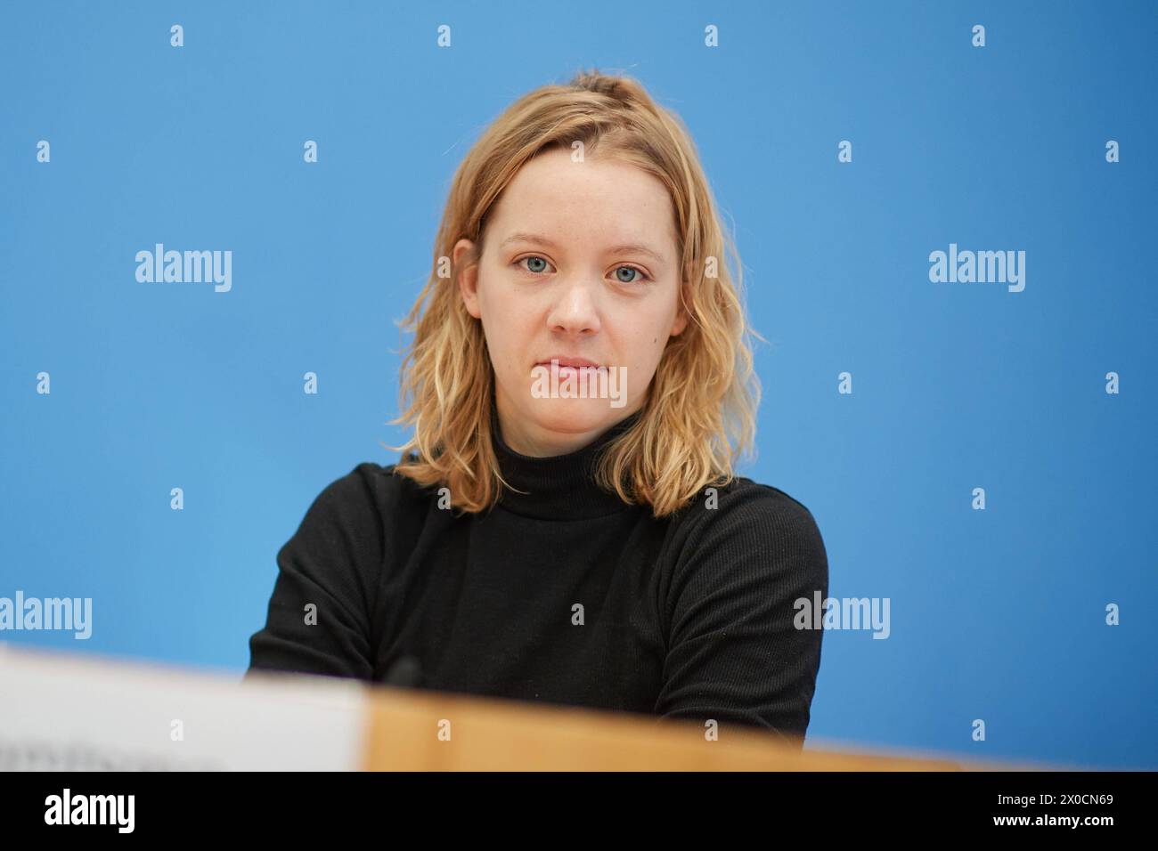 Carla Reemtsma, eine der Sprecher / Sprecherin von Fridays for Future Foto vom 11.04.2024 in der Bundespressekonferenz in Berlin zum Thema Kuerzungen abwenden, Zukunftsinvestitionen sichergestellt: Für einen Kurswechsel in der Finanz- und Haushaltspolitik . Siehe epd-Meldung vom 11.04.2024 NUR REDAKTIONELLE VERWENDUNG *** Carla Reemtsma, eine der Sprecherinnen von Fridays for Future Foto vom 11. April 2024 auf der Bundespressekonferenz in Berlin zum Thema Kürzungen vermeiden, Sicherung von Investitionen in die Zukunft für einen Kurswechsel in der Finanz- und Haushaltspolitik siehe epd-Bericht vom 11. April Stockfoto