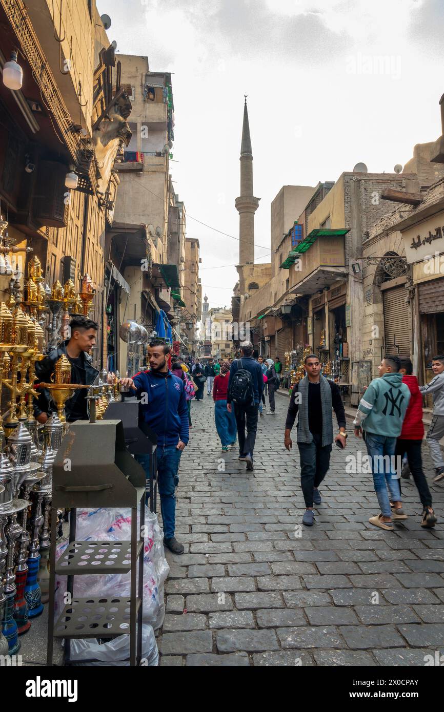 Händler und Geschäfte in der berühmten El Moez Straße, Altstadt von Kairo, Ägypten Stockfoto