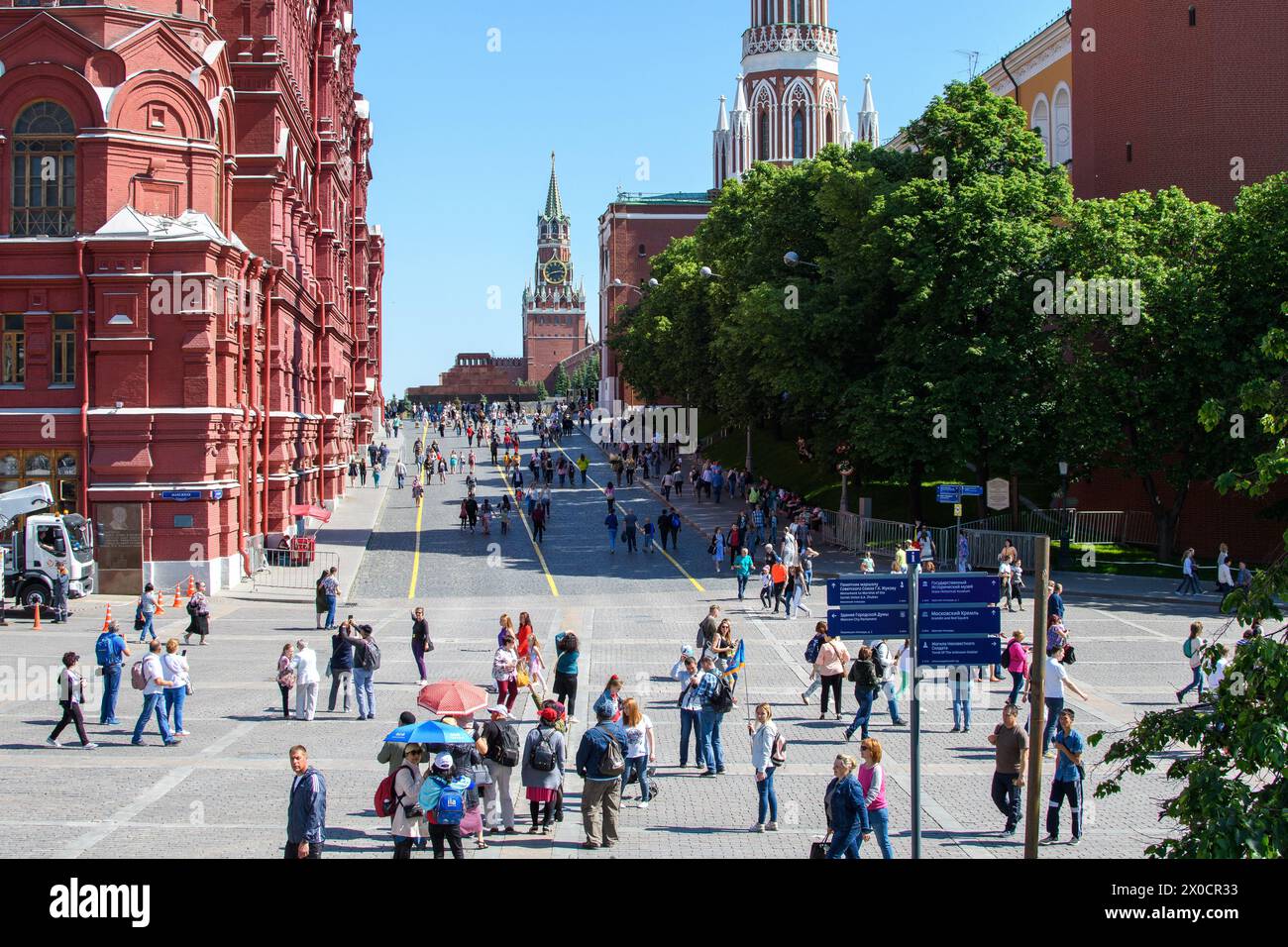 Moskau, Russland - 26. Mai 2018: Einheimische und Touristen sonnen sich in der Sonne und genießen eine lebhafte Atmosphäre, umgeben von Moskaus berühmter Architektur. Stockfoto