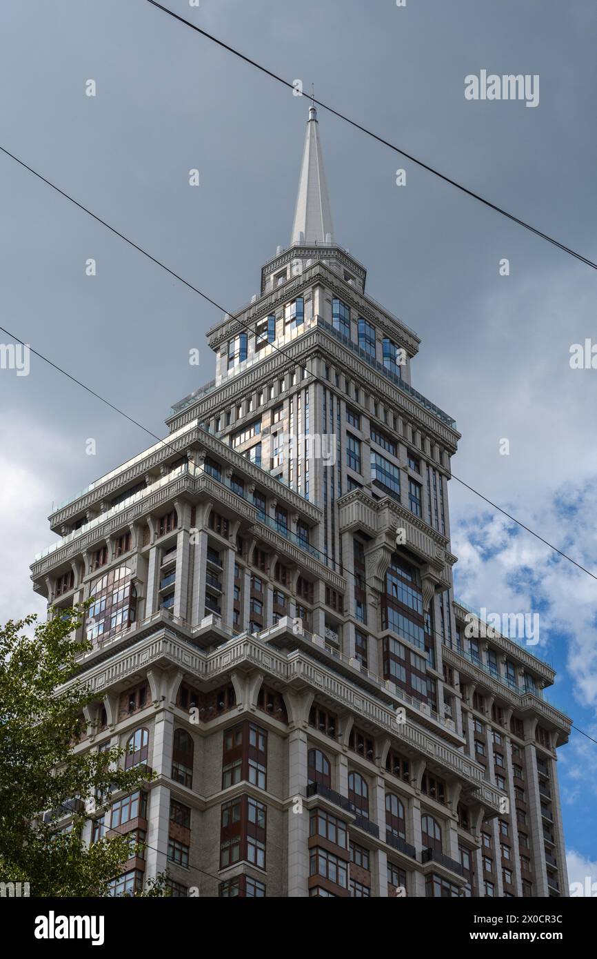 Moskau, Russland - 16. Juli 2017: Ein atemberaubender Blick auf ein architektonisches Meisterwerk, bei dem klassisches Design auf moderne Eleganz trifft Stockfoto