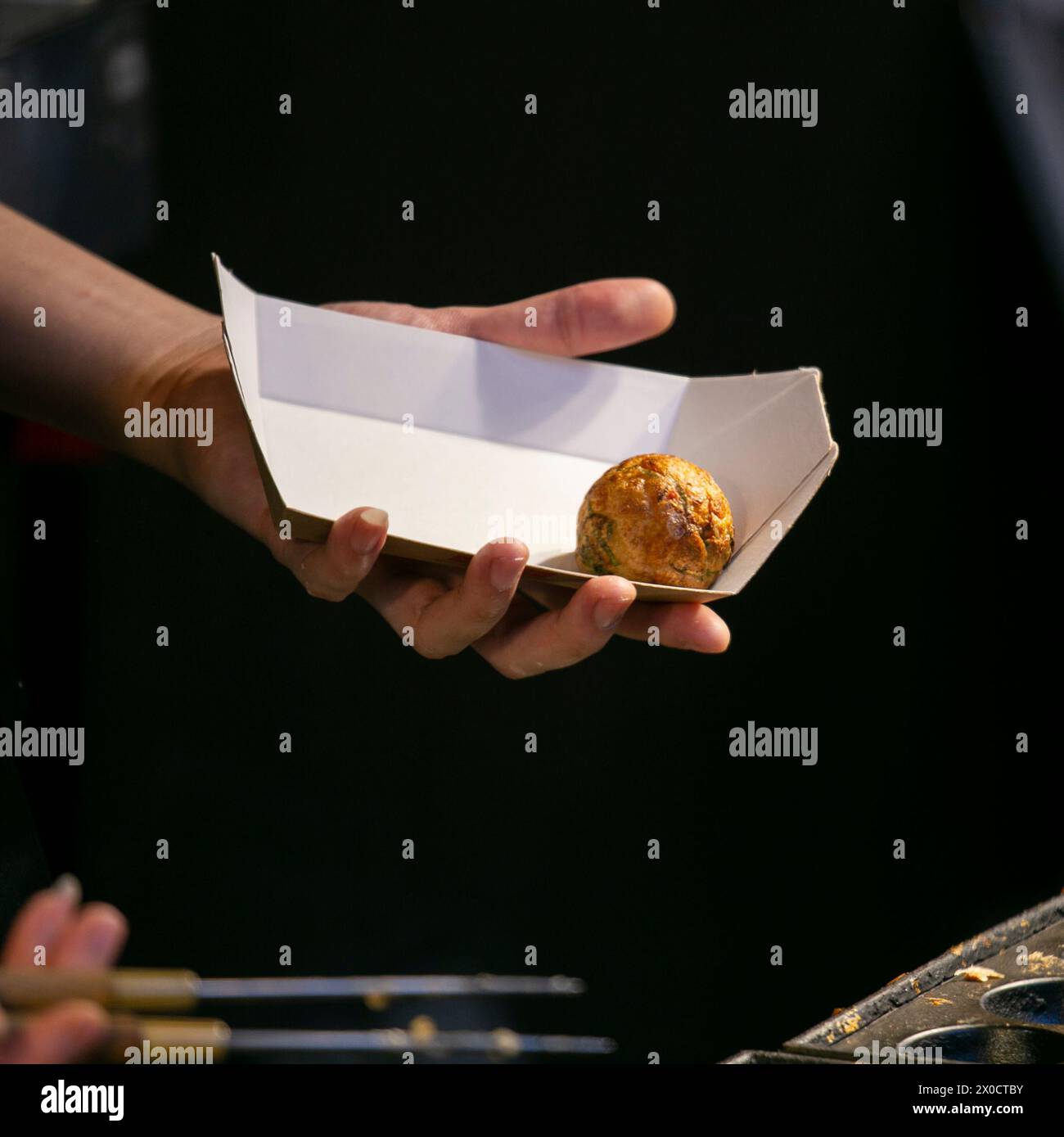 Authentische Takoyaki Bälle aus Osaka. Takoyaki ist ein japanisches Essen, das aus Weizenmehl und Oktopus hergestellt wird. Stockfoto